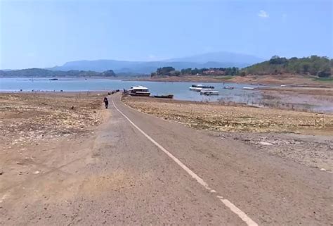 Waduk Jatigede Surut Terparah Sejak Digenangi Tahun Lalu Makam