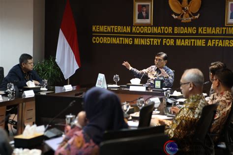 Menko Luhut Pimpin Rapat Koordinasi Tata Kelola Industri Kelapa Sawit