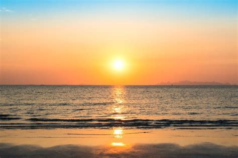 Hermosa Puesta De Sol Sobre El Mar Y La Playa Tropical En Verano Atardecer Amanecer Y Amanecer