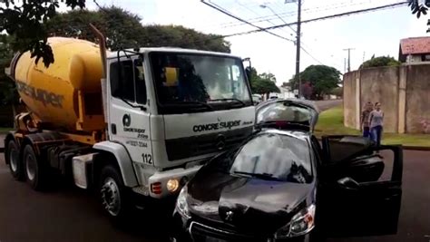 Carro E Caminh O Batem Em Cruzamento Do Bairro Country V Deo Dailymotion