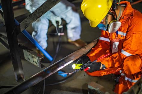 Inspecci N Del Trabajador Masculino En La Bobina De Soldadura De La Luz