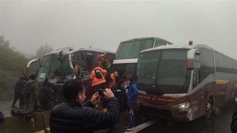 25 Lesionados Por Colisión De Tres Buses Con Pasajeros Y Dos Vehículos