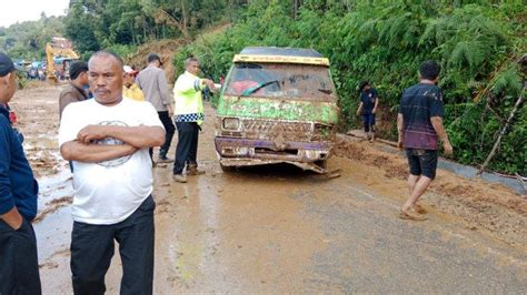 Longsor Terjadi Di Desa Jangga Dolok Jalinsum Medan Tarutung Terputus