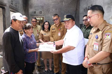 Pemkab Minahasa Serahkan Bantuan Bagi Korban Bencana Alam Dan Kebakaran