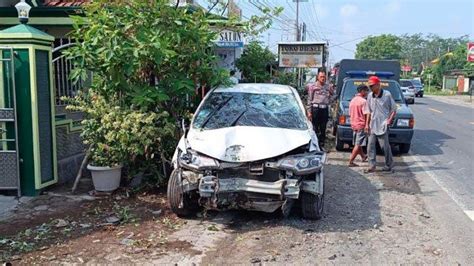 Kecelakaan Di Kediri Melaju Terlalu Ke Kanan Mobil Hantam 2 Motor