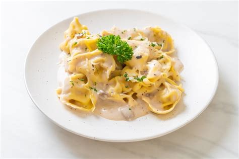 Pasta Tortellini Con Salsa De Crema De Champi Ones Y Queso Estilo De