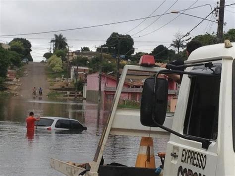 G Motorista Se Arrisca Em Trecho Alagado E Carro Fica Submerso Em