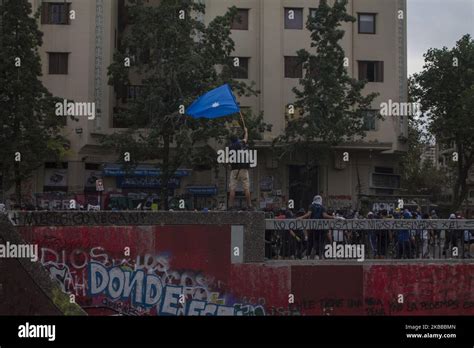 Un Mese Di Proteste E Rivolte A Santiago Del Cile Contro La