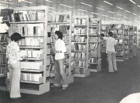 Vista das Estantes da Biblioteca Universitária UFSC 1977