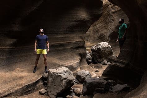 Un Par De Amigos Contemplan Con Asombro El Incre Ble Paisaje Rido