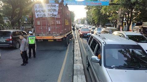 Jl Sultan Alauddin Makassar Macet Total Akibat Demo Mahasiswa Uin