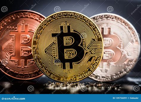 Grupo De Bitcoins Na Placa De Circuito Do Computador Imagem De Stock