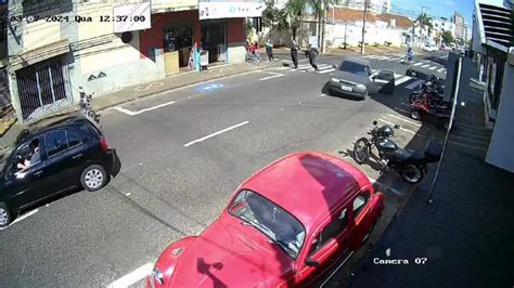 V Deo Funcion Rio Rola Por Avenida De Uberl Ndia Ao Tentar Impedir