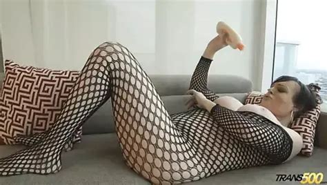 Peruanische Transvestiten Transe in weißen Dessous mit riesigem Dildo anales Einführen xHamster