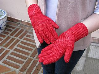 Ravelry: Fitted Gloves pattern by Denaria