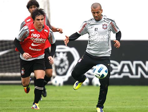 Em Treino Fechado Tite Define Equipe E Escala Emerson No Trio De