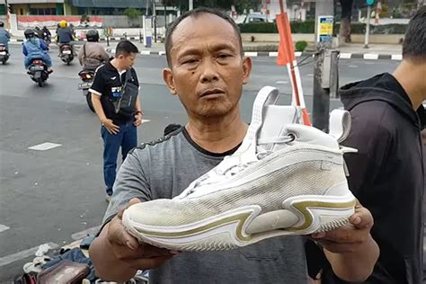 Sepatu Ratusan Ribu Rasa Jutaan Ada Di Pasar Loak Jatinegara Ada Nike