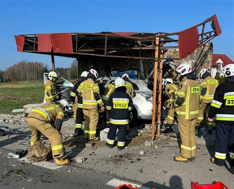 Kierowca uderzył w przystanek autobusowy Na miejscu lądował śmigłowiec