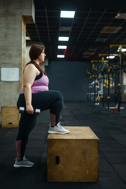 Mujer Con Sobrepeso Posa Con Pesas En El Gimnasio Vista Lateral