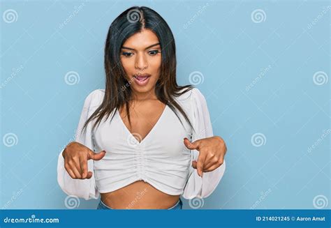 Joven Transexual Latina Transexual Con Ropa Casual Apuntando Con Los