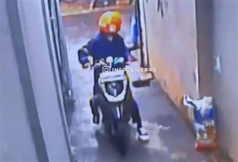 Viral Aksi Maling Motor Terekam Cctv Pelaku Pakai Helm Ojol Okezone