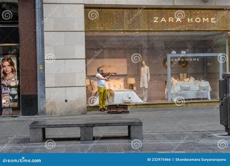 Antwerp Bélgica Sep 18 2016 Violinista De Rua Atuando Em Frente à