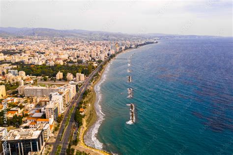 Foto De Aerial View Of Molos Promenade Park On Coast Of Limassol City