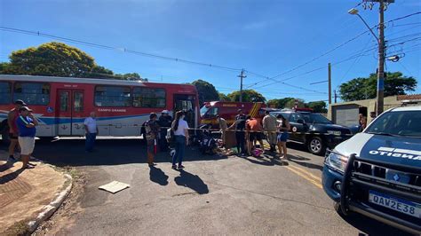 Motociclista tenta ultrapassar pela direita e acaba atingido por ônibus