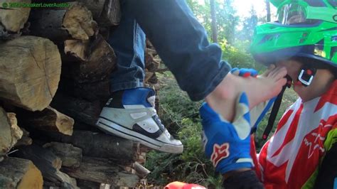 脱掉金发少年的DC鞋 Pornhub Gay