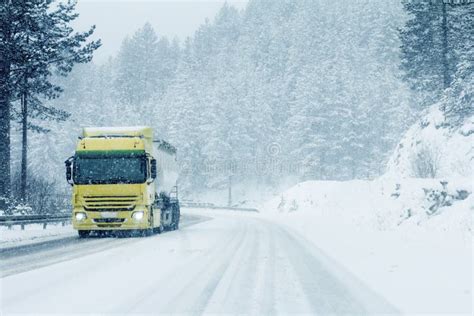 Camion Du Trafic Sur La Route D Hiver Dans La Temp Te De Neige De Neige