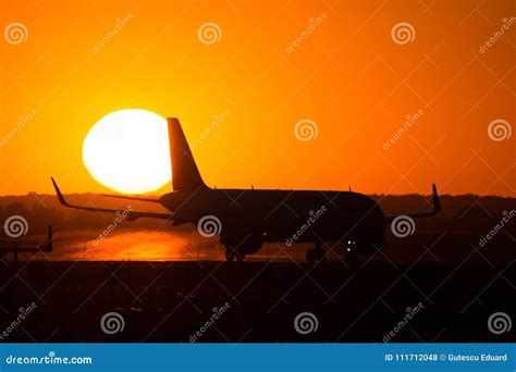 Silueta Del Aeroplano De Airbus A320 En La Puesta Del Sol En Vista