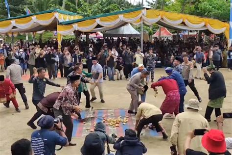 Menyaksikan Tradisi Perang Ketupat Masyarakat Bangka Barat ANTARA News