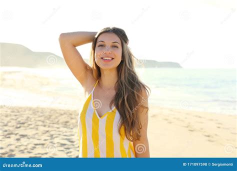 Belle Femme Brésilienne Dans La Robe D été Sur La Plage Tropicale