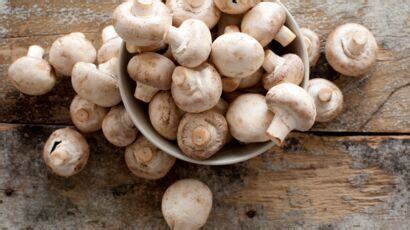 Comment Nettoyer Plucher Et Pr Parer Des Champignons Femme