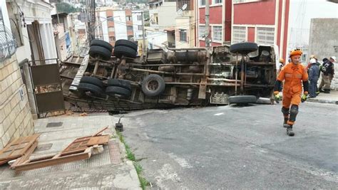 Caminh O Carregado Materiais De Constru O Tomba Atinge Casa E