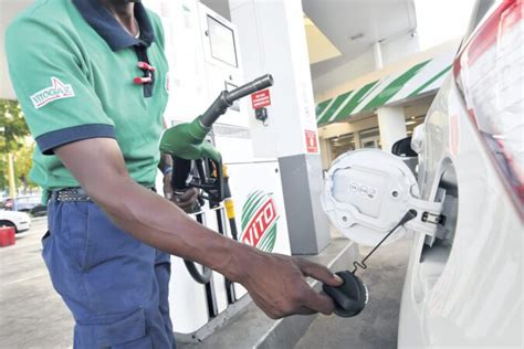 Carburant pourquoi les prix doivent plutôt baisser à la pompe