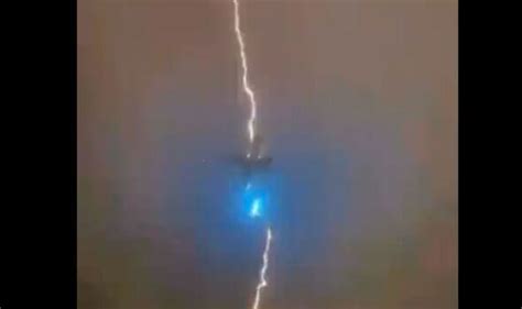 Lightning Strikes Air Canada Boeing 777 300er In Heart Stopping Student