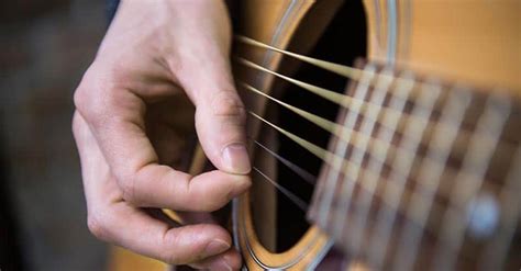 How To Strum A Guitar Properly With And Without A Pick Guitar Aficionado