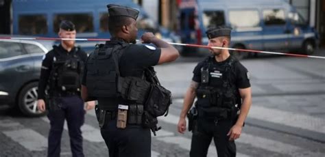 Un Policier Attaqu Au Couteau Pr S Des Champs Lys Es Paris L