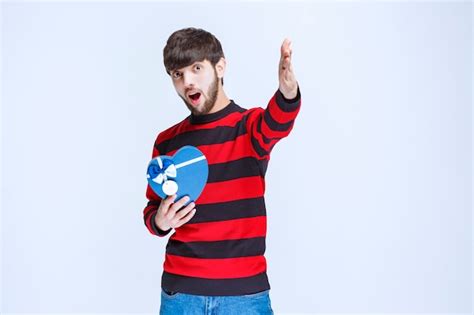 Hombre Con Camisa De Rayas Rojas Sosteniendo Una Caja De Regalo Con