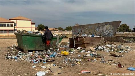 Fome E Alto Custo De Vida Ensombram Dia Da Paz Em Angola Dw