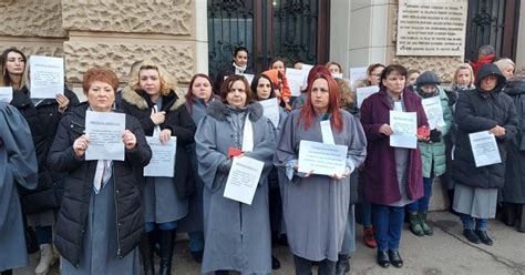 Protest La Palatul De Justi Ie Din Oradea Grefierii Au Ie It N Strad