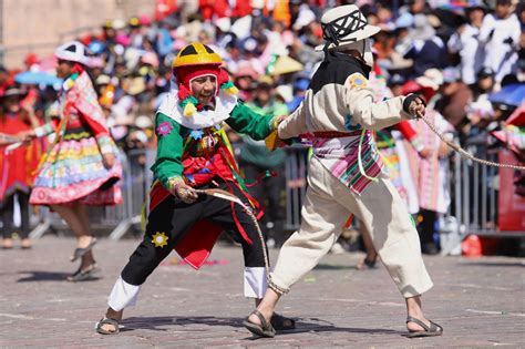 Ritmo Y Color Escolares Rinden Homenaje Al Cusco En Su Mes Jubilar