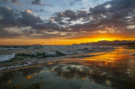 Paisaje Que Sorprende En La Puesta Del Sol En Una Playa Arenosa Costa