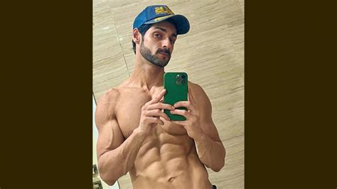 Karan Wahis Mirror Selfie Flaunting His Sexy Abs Is Too Hot To Handle View Pic 📺 Latestly