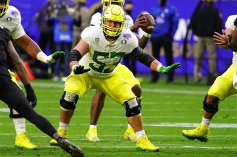 T J Bass A Proven Piece For Oregon Ducks Offensive Line At Left Guard