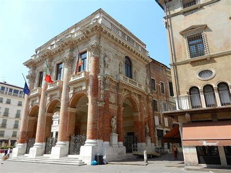 Piazza Dei Signori And Loggia Del Capitaniato Nomads Travel Guide