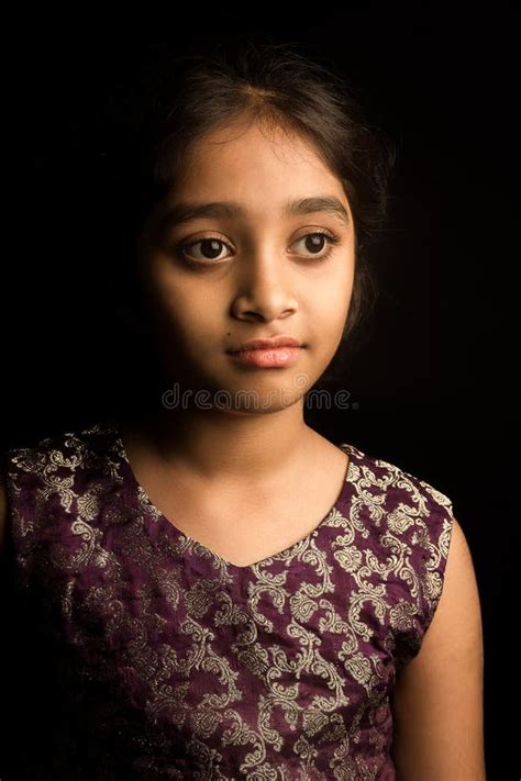 Menina Indiana No Vestido Tradicional Isolado No Fundo Preto Imagem De