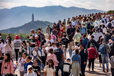 直击·五一去哪｜北京：到处人从众，外地游客同比增长14倍快看澎湃新闻 The Paper