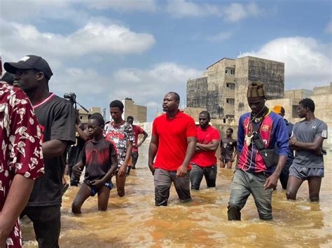 Inondations Sangalkam Deux Voitures De Police Accueillent Guy